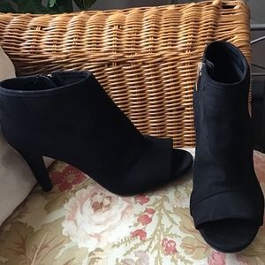Liz Claiborne  Black Suede Heeled Ankle Bootie Size 6.5